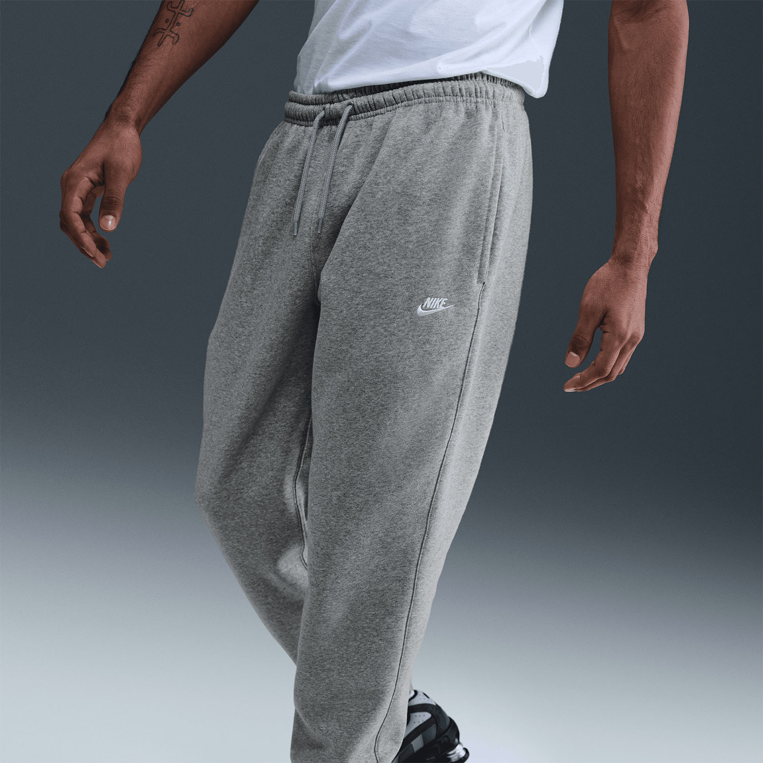 Nike Club Fleece Pantaloni - Dark Grey Heather/Light Smoke Grey/White