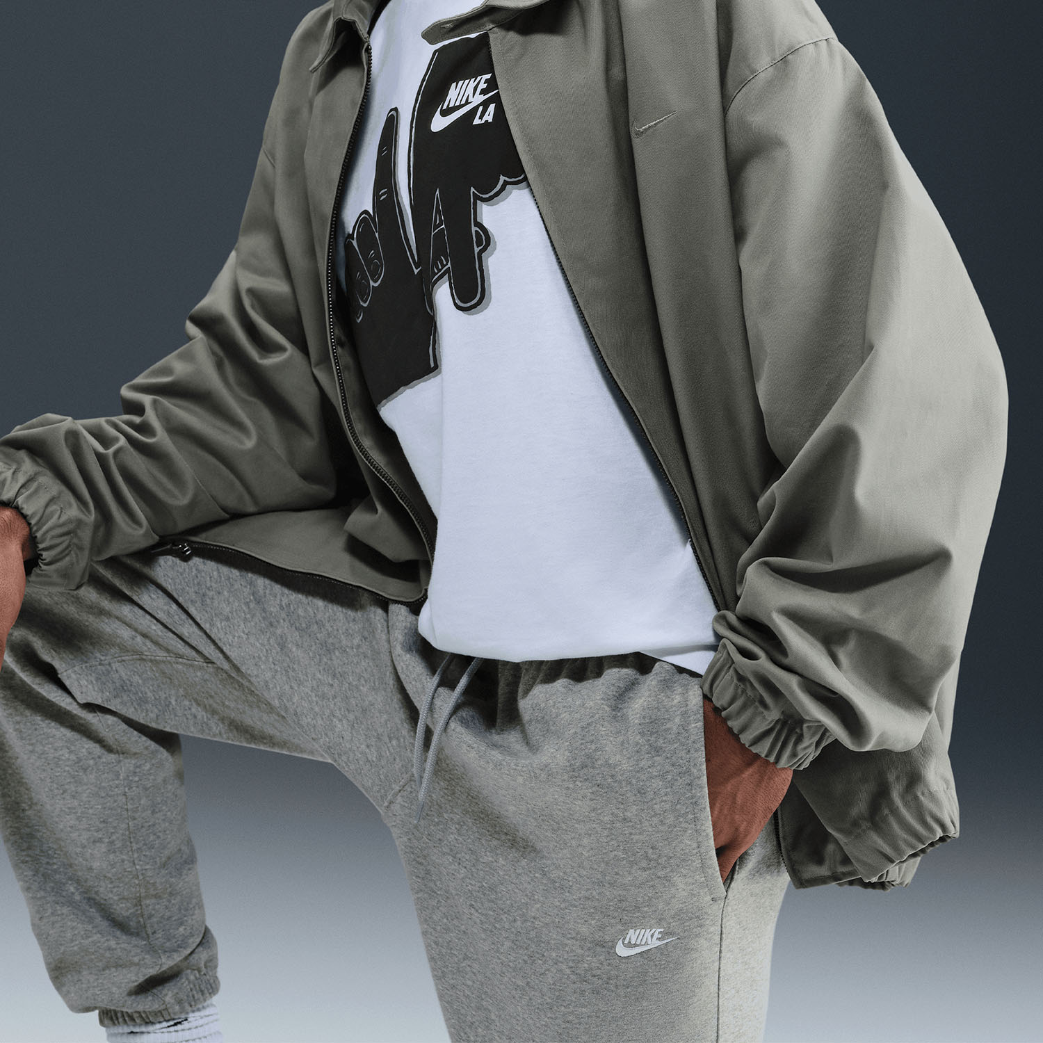 Nike Club Fleece Pantaloni - Dark Grey Heather/Light Smoke Grey/White
