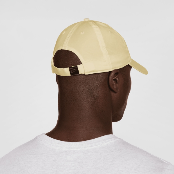 Nike Dri-FIT Club Cappello - Coconut Milk/Metallic Black
